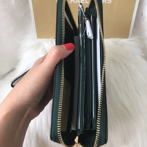 New! MICHAEL KORS JET SET TRAVEL WALLET - Picture 5 of 6